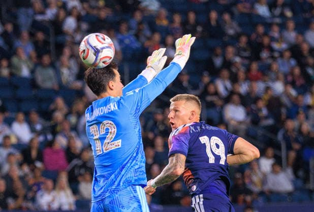 May 23, 2026, Carson, California, USA: Mateusz Bogusz 19 of the Houston Dynamo FC puts the ball over goalkeeper, JT Marcinkowski 12 of the LA Galaxy during their regular season MLS, Fussball Herren, USA match on Saturday May 23, 2026 at Dignity Health Sports Park Stadium in Carson, California. JAVIER ROJAS PI LA Galaxy Vs. Dynamo  - ZUMAp124 20260523_zaa_p124_008 Copyright: xJavierxRojasx