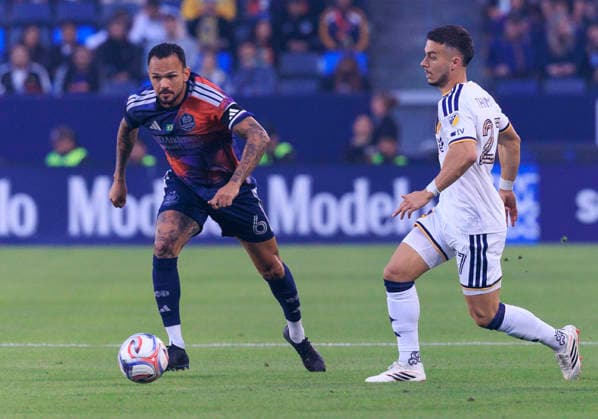 May 23, 2026, Carson, California, USA: Erik Thommy 27 of the LA Galaxy passes the ball as Artur 6 of the Houston Dynamo FC attempts to intercept during their regular season MLS, Fussball Herren, USA game on Saturday May 23, 2026 at the Dignity Health Sports Park Stadium in Carson, California. Galaxy tie with Dynamo, 1-1. ARIANA RUIZ PI LA Galaxy Vs. Houston Dynamo  - ZUMAp124 20260523_zaa_p124_015 Copyright: xArianaxRuizx