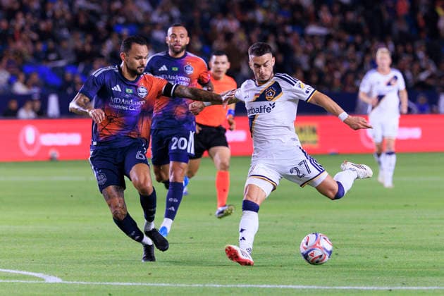 May 23, 2026, Carson, California, USA: Erik Thommy 27 of the LA Galaxy makes a goal attempt as Artur 6 of the Houston Dynamo FC defends during their regular season MLS, Fussball Herren, USA game on Saturday May 23, 2026 at the Dignity Health Sports Park Stadium in Carson, California. Galaxy tie with Dynamo, 1-1. ARIANA RUIZ PI LA Galaxy Vs. Houston Dynamo  - ZUMAp124 20260523_zaa_p124_025 Copyright: xArianaxRuizx