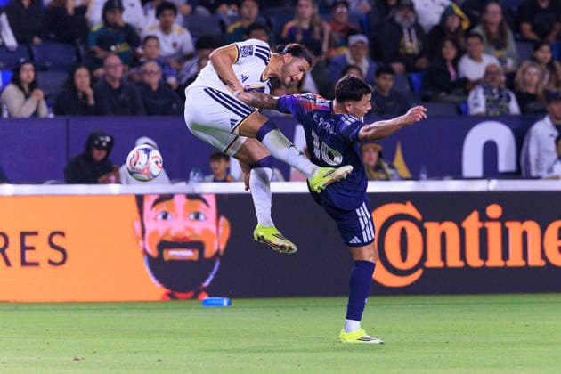 May 23, 2026, Carson, California, USA: Hector Herrera 16 of the Houston Dynamo FC and Justin Haak 15 of the LA Galaxy attempt to head the ball during their regular season MLS, Fussball Herren, USA game on Saturday May 23, 2026 at the Dignity Health Sports Park Stadium in Carson, California. Galaxy tie with Dynamo, 1-1. ARIANA RUIZ PI Carson USA - ZUMAp124 20260523_zaa_p124_047 Copyright: xArianaxRuizx
