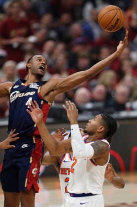 NBA, Basketball Herren, USA East Conference Finals Game 3 - New York Knicks at Cleveland Cavaliers epaselect Cleveland Cavaliers center Evan Mobley (L) grabs a rebound against New York Knicks guard Miles McBride (R) during game 3 of the NBA East Conference Finals between the Cleveland Cavaliers and the New York Knicks in Cleveland, Ohio, USA, 23 May 2026. Cleveland United States  Copyright: xDAVIDxMAXWELLx
