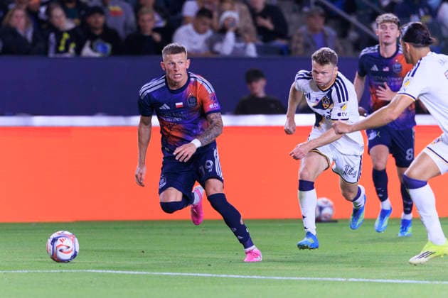 May 23, 2026, Carson, California, USA: Mateusz Bogusz 19 of the Houston Dynamo FC passes the ball as John Nelson 14 and Justin Haak 15 of the LA Galaxy defend during their regular season MLS, Fussball Herren, USA game on Saturday May 23, 2026 at the Dignity Health Sports Park Stadium in Carson, California. Galaxy tie with Dynamo, 1-1. ARIANA RUIZ PI Carson USA - ZUMAp124 20260523_zaa_p124_043 Copyright: xArianaxRuizx