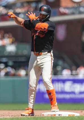 MLB, Baseball Herren, USA 2026: Chicago Vs San Francisco MAY 23 May 23 2026 San Francisco designated hitter Casey Schmitt (10)hits a single to left field during the MLB game between Chicago White Sox and the San Francisco Giants. Thurman James CSM (Credit Image: Â Thurman James Cal Media) San Francisco Ca USA EDITORIAL USE ONLY Copyright: xx ZUMA-20260523_zma_c04_120.jpg ThurmanxJamesx csmphotothree491540