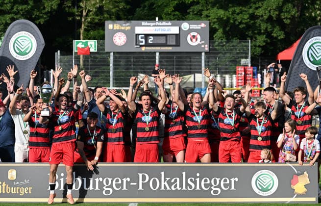 23 05 2026, xophax, Fußball , Association Cup Final Bitburger Pokal 2025 2026 SC Fortuna Köln vs Viktoria Köln Bitburger Pokalsieger Sieger Viktoria Köln mit Pokal bei der Siegerehrung Koeln