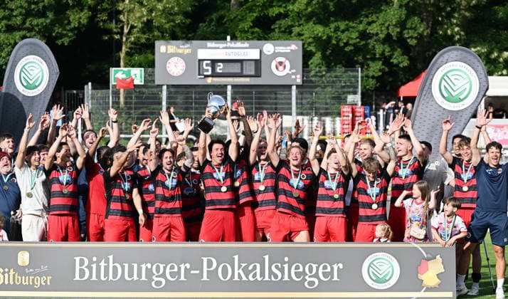 23 05 2026, xophax, Fußball , Association Cup Final Bitburger Pokal 2025 2026 SC Fortuna Köln vs Viktoria Köln Bitburger Pokalsieger Sieger Viktoria Köln mit Pokal bei der Siegerehrung Koeln