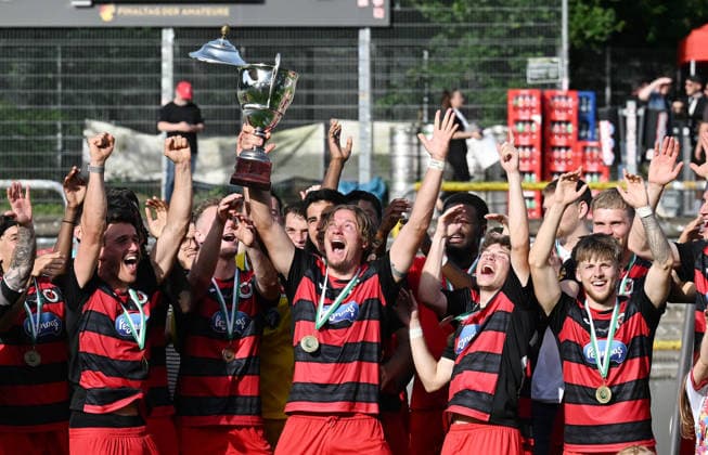23 05 2026, xophax, Fußball , Association Cup Final Bitburger Pokal 2025 2026 SC Fortuna Köln vs Viktoria Köln Bitburger Pokalsieger Sieger Viktoria Köln mit Pokal bei der Siegerehrung Koeln