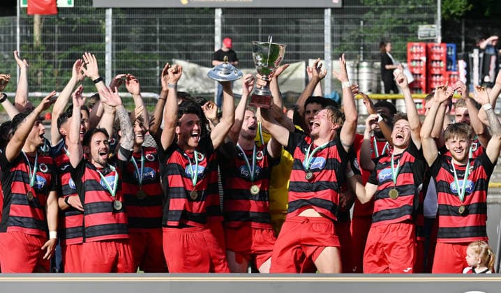 23 05 2026, xophax, Fußball , Association Cup Final Bitburger Pokal 2025 2026 SC Fortuna Köln vs Viktoria Köln Bitburger Pokalsieger Sieger Viktoria Köln mit Pokal bei der Siegerehrung Koeln