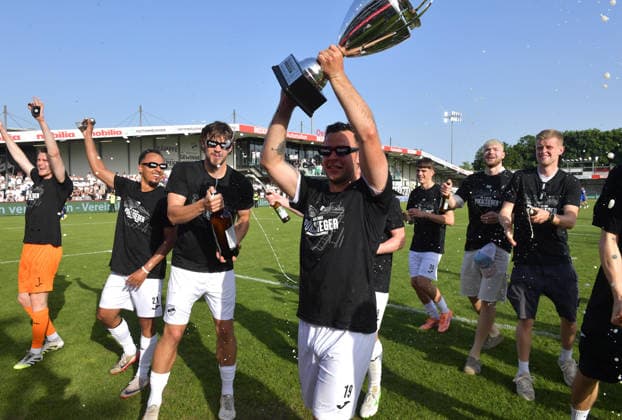23 05 2026, GER, Football, Association Cup Westfalenpokal, Season 2025 2026, Final, Sportclub Arena, Verl SC Verl SF Lotte 3 0 End Jubel SC Verl Niko Kijewski SC Verl celebrates the Westfalenpokal victory with the fans, action, single image, cross, facial expressions, gestures, cheering, joy, rejoice