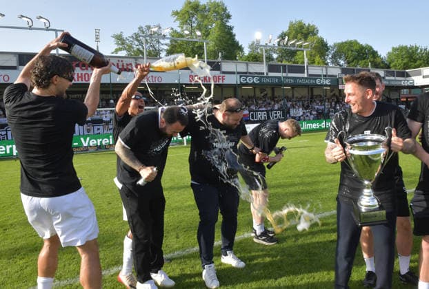 23 05 2026, GER, Football, Association Cup Westfalenpokal, Season 2025 2026, Final, Sportclub Arena, Verl SC Verl SF Lotte 3 0 Closing cheers SC Verl Fynn Otto and Tobias Knost both SC Verl, v L shower Zlatko Janjic board sports SC Verl and Mirko Leesemann team manager SC Verl with beer, Tobias Strobl coach SC Verl prefers to take the cup, action, single picture, cross, facial expression, gesture, cheer, cheer, joy, rejoice, coach, coach