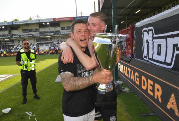 23 05 2026, GER, Football, Association Cup Westfalenpokal, Season 2025 2026, Final, Sportclub Arena, Verl SC Verl SF Lotte 3 0 End Jubel SC Verl Niko Kijewski SC Verl celebrates the Westfalenpokal victory with the fans, action, single image, cross, facial expressions, gestures, cheering, joy, rejoice