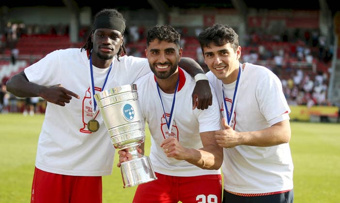 23 05 2026, xfsx, Herren, Fußball, Saison 2025 2026, BFV Verbandspokal, Finale FC Wuerzburger Kickers TSV 1860 Muenchen v li Cherif Cisse FC Wuerzburger Kickers , Ebrahim Fahrahnak FC Wuerzburger Kickers , Eroll Zejnullahu FC Wuerzburger Kickers mit dem Toto Pokal Wuerzburg AKON ARENA Bayern Deutschland