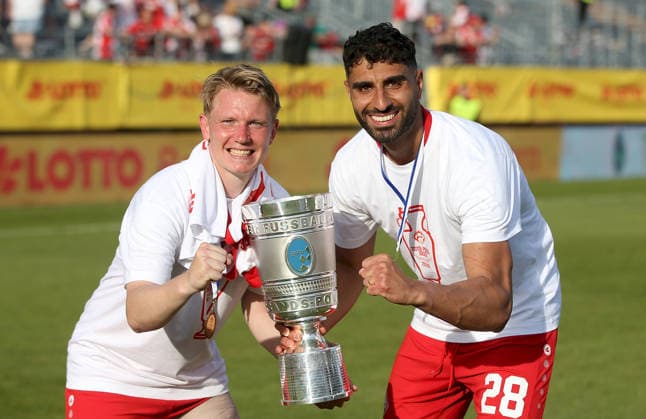 23 05 2026, xfsx, Herren, Fußball, Saison 2025 2026, BFV Verbandspokal, Finale FC Wuerzburger Kickers TSV 1860 Muenchen v li Philipp Ochs FC Wuerzburger Kickers , Ebrahim Fahrahnak FC Wuerzburger Kickers mit dem Toto Pokal Wuerzburg AKON ARENA Bayern Deutschland