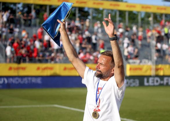 23 05 2026, xfsx, Herren, Fußball, Saison 2025 2026, BFV Verbandspokal, Finale FC Wuerzburger Kickers TSV 1860 Muenchen v li Trainer Michael Schiele FC Wuerzburger Kickers thank the fans, danke, Dank, Einzelbild Wuerzburg AKON ARENA Bayern Deutschland