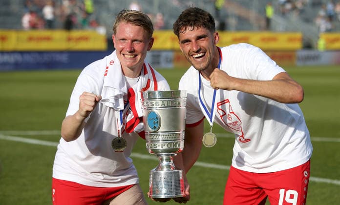 23 05 2026, xfsx, Herren, Fußball, Saison 2025 2026, BFV Verbandspokal, Finale FC Wuerzburger Kickers TSV 1860 Muenchen v li Philipp Ochs FC Wuerzburger Kickers , Marius Uhl FC Wuerzburger Kickers mit dem Toto Pokal Wuerzburg AKON ARENA Bayern Deutschland