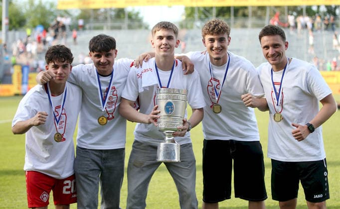 23 05 2026, xfsx, Herren, Fußball, Saison 2025 2026, BFV Verbandspokal, Finale FC Wuerzburger Kickers TSV 1860 Muenchen v li Dorian Deppner FC Wuerzburger Kickers , Mustafa Zekiroski FC Wuerzburger Kickers , Leon Walch FC Wuerzburger Kickers , Tiago de Moura Moraes FC Wuerzburger Kickers , Co Trainer Jannik Feidel FC Wuerzburger Kickers mit dem Toto Pokal Wuerzburg AKON ARENA Bayern Deutschland