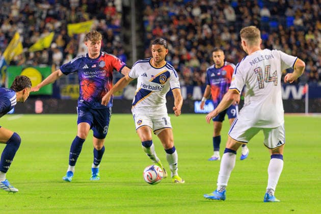 May 23, 2026, Carson, California, USA: Jack McGlynn 8 of the Houston Dynamo FC defends against Justin Haak 15 of the LA Galaxy during their regular season MLS, Fussball Herren, USA match on Saturday May 23, 2026 at Dignity Health Sports Park Stadium in Carson, California. Galaxy tie with Dynamo, 1-1. JAVIER ROJAS PI LA Galaxy Vs. Houston Dynamo  - ZUMAp124 20260523_zaa_p124_060 Copyright: xJavierxRojasx