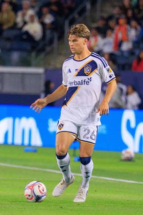 May 23, 2026, Carson, California, USA: Harbor Miller 26 of the LA Galaxy looks to pass during their regular season MLS, Fussball Herren, USA match against the Houston Dynamo on Saturday May 23, 2026 at Dignity Health Sports Park Stadium in Carson, California. Galaxy tie with Dynamo, 1-1. JAVIER ROJAS PI Carson USA - ZUMAp124 20260523_zaa_p124_070 Copyright: xJavierxRojasx
