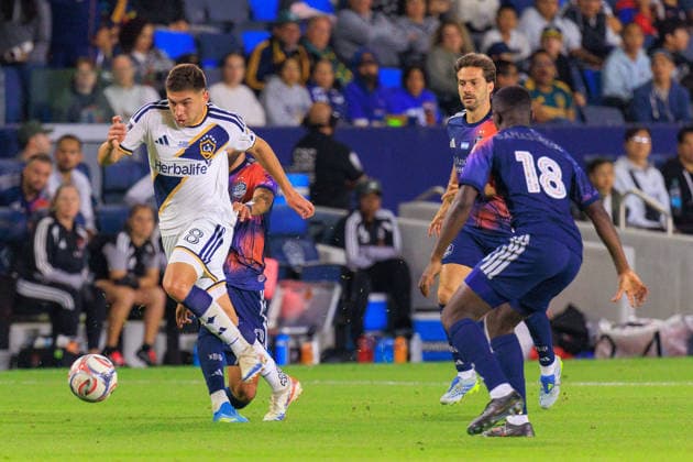 May 23, 2026, Carson, California, USA: Lucas Sanabria 8 of the LA Galaxy get past Houston Dynamo FC defenders during their regular season MLS, Fussball Herren, USA match on Saturday May 23, 2026 at Dignity Health Sports Park Stadium in Carson, California. Galaxy tie with Dynamo, 1-1. JAVIER ROJAS PI Carson USA - ZUMAp124 20260523_zaa_p124_068 Copyright: xJavierxRojasx