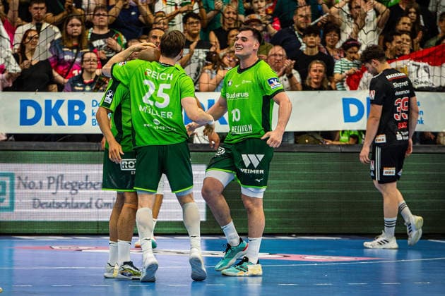 23 05 2026, xovx, Handball Daikin Handball Bundesliga, HSG Wetzlar HC Erlangen The players of HSG Wetzlar celebrate the 29 26 home victory over HC Erlangen Wetzlar Buderus Arena Hessen Germany EN