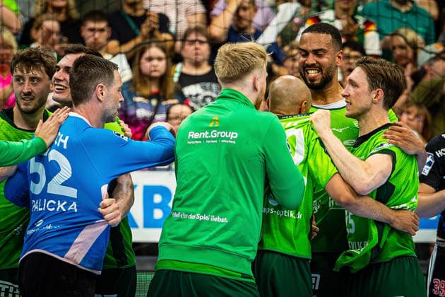 23 05 2026, xovx, Handball Daikin Handball Bundesliga, HSG Wetzlar HC Erlangen The players of HSG Wetzlar celebrate the 29 26 home victory over HC Erlangen Wetzlar Buderus Arena Hessen Germany EN