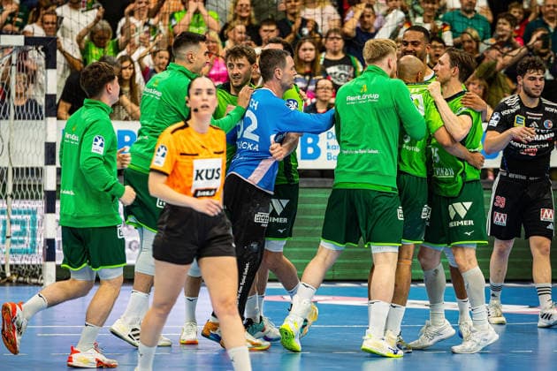 23 05 2026, xovx, Handball Daikin Handball Bundesliga, HSG Wetzlar HC Erlangen The players of HSG Wetzlar celebrate the 29 26 home victory over HC Erlangen Wetzlar Buderus Arena Hessen Germany EN