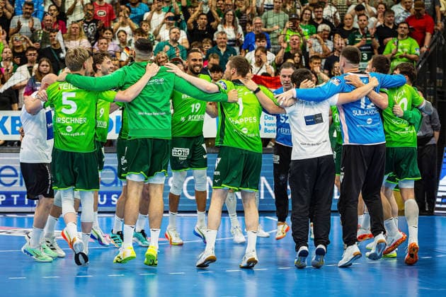 23 05 2026, xovx, Handball Daikin Handball Bundesliga, HSG Wetzlar HC Erlangen The players of HSG Wetzlar celebrate the 29 26 home victory over HC Erlangen Wetzlar Buderus Arena Hessen Germany EN