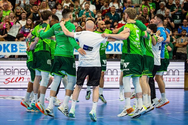 23 05 2026, xovx, Handball Daikin Handball Bundesliga, HSG Wetzlar HC Erlangen The players of HSG Wetzlar celebrate the 29 26 home victory over HC Erlangen Wetzlar Buderus Arena Hessen Germany EN