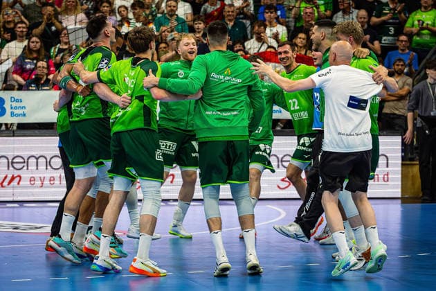 23 05 2026, xovx, Handball Daikin Handball Bundesliga, HSG Wetzlar HC Erlangen The players of HSG Wetzlar celebrate the 29 26 home victory over HC Erlangen Wetzlar Buderus Arena Hessen Germany EN