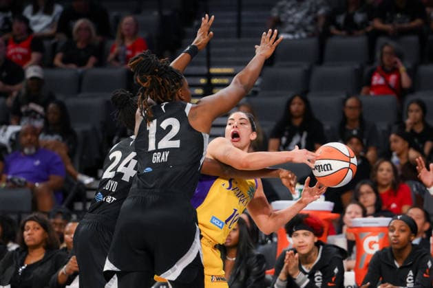 May 23, 2026, Las Vegas, Nevada, USA: KELSEY PLUM (10) of Los Angeles Sparks defending the ball during last minutes of the forth quarter of the game at Michelob ULTRA Arena in Las Vegas. WNBA, Basketball Damen, USA 2026: Los Angeles Sparks 101-95 Las Vegas Aces  - ZUMAo117 20260523_zsp_o117_010 Copyright: xMikaelxOnax
