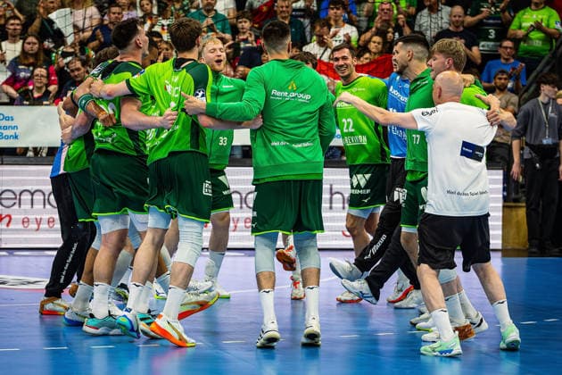 23 05 2026, xovx, Handball Daikin Handball Bundesliga, HSG Wetzlar HC Erlangen The players of HSG Wetzlar celebrate the 29 26 home victory over HC Erlangen Wetzlar Buderus Arena Hessen Germany EN