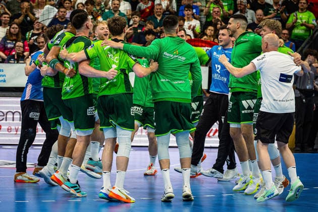 23 05 2026, xovx, Handball Daikin Handball Bundesliga, HSG Wetzlar HC Erlangen The players of HSG Wetzlar celebrate the 29 26 home victory over HC Erlangen Wetzlar Buderus Arena Hessen Germany EN