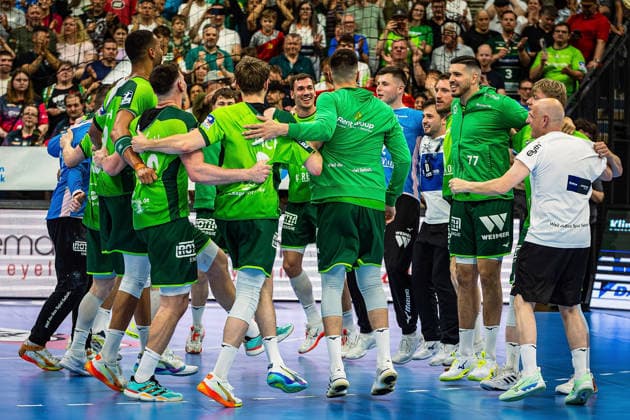 23 05 2026, xovx, Handball Daikin Handball Bundesliga, HSG Wetzlar HC Erlangen The players of HSG Wetzlar celebrate the 29 26 home victory over HC Erlangen Wetzlar Buderus Arena Hessen Germany EN