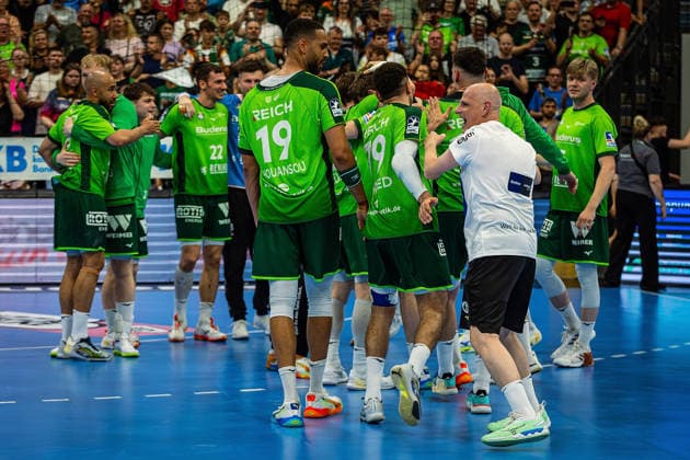 23 05 2026, xovx, Handball Daikin Handball Bundesliga, HSG Wetzlar HC Erlangen The players of HSG Wetzlar celebrate the 29 26 home victory over HC Erlangen Wetzlar Buderus Arena Hessen Germany EN