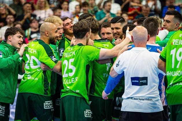 23 05 2026, xovx, Handball Daikin Handball Bundesliga, HSG Wetzlar HC Erlangen The players of HSG Wetzlar celebrate the 29 26 home victory over HC Erlangen Wetzlar Buderus Arena Hessen Germany EN