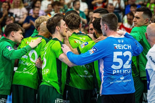 23 05 2026, xovx, Handball Daikin Handball Bundesliga, HSG Wetzlar HC Erlangen The players of HSG Wetzlar celebrate the 29 26 home victory over HC Erlangen Wetzlar Buderus Arena Hessen Germany EN