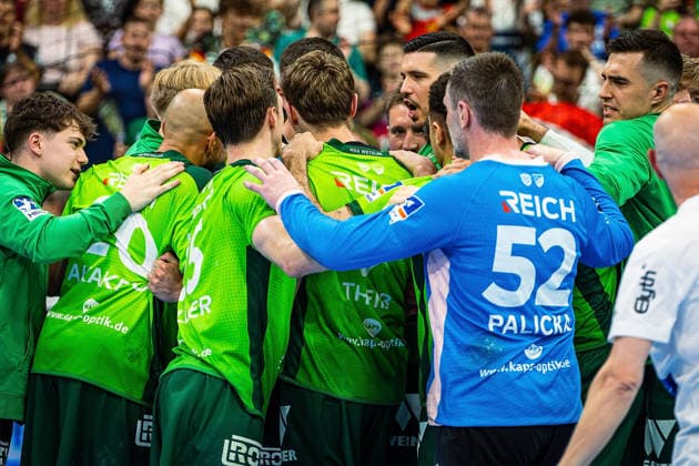 23 05 2026, xovx, Handball Daikin Handball Bundesliga, HSG Wetzlar HC Erlangen The players of HSG Wetzlar celebrate the 29 26 home victory over HC Erlangen Wetzlar Buderus Arena Hessen Germany EN