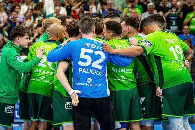 23 05 2026, xovx, Handball Daikin Handball Bundesliga, HSG Wetzlar HC Erlangen The players of HSG Wetzlar celebrate the 29 26 home victory over HC Erlangen Wetzlar Buderus Arena Hessen Germany EN
