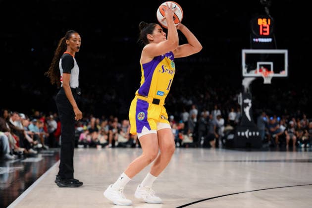 May 23, 2026, Las Vegas, Nevada, USA: KELSEY PLUM 10 of The Los Angels Sparks at the 3 point line during WNBA, Basketball Damen, USA regular-season game at Michelob ULTRA Arena in Las Vegas. WNBA 2026: Los Angeles Sparks 101-95 Las Vegas Aces  - ZUMAo117 20260523_zsp_o117_018 Copyright: xMikaelxOnax