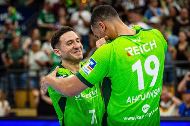 23 05 2026, xovx, Handball Daikin Handball Bundesliga, HSG Wetzlar HC Erlangen The players of HSG Wetzlar celebrate the 29 26 home victory over HC Erlangen V l Ahmet Nafea HSG Wetzlar , Philipp Ahouansou HSG Wetzlar Wetzlar Buderus Arena Hessen Germany EN