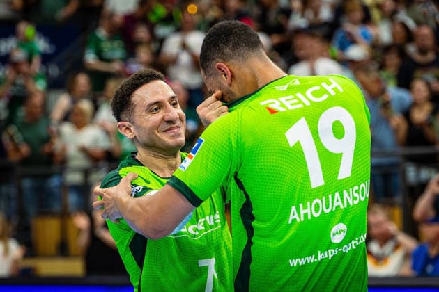 23 05 2026, xovx, Handball Daikin Handball Bundesliga, HSG Wetzlar HC Erlangen The players of HSG Wetzlar celebrate the 29 26 home victory over HC Erlangen V l Ahmet Nafea HSG Wetzlar , Philipp Ahouansou HSG Wetzlar Wetzlar Buderus Arena Hessen Germany EN