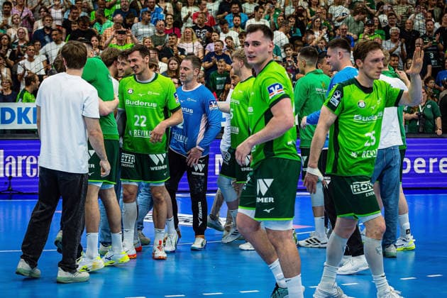 23 05 2026, xovx, Handball Daikin Handball Bundesliga, HSG Wetzlar HC Erlangen The players of HSG Wetzlar celebrate the 29 26 home victory over HC Erlangen Wetzlar Buderus Arena Hessen Germany EN