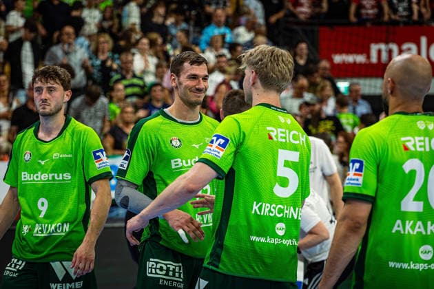 23 05 2026, xovx, Handball Daikin Handball Bundesliga, HSG Wetzlar HC Erlangen The players of HSG Wetzlar celebrate the 29 26 home victory over HC Erlangen V l Niklas Theiß HSG Wetzlar , Jona Schoch HSG Wetzlar , Tristan Kirschner HSG Wetzlar , Cyrill Akakpo HSG Wetzlar Wetzlar Buderus Arena Hessen Germany EN