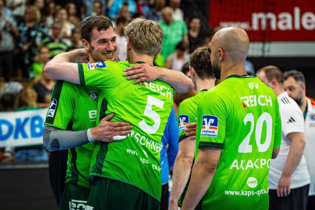 23 05 2026, xovx, Handball Daikin Handball Bundesliga, HSG Wetzlar HC Erlangen The players of HSG Wetzlar celebrate the 29 26 home victory over HC Erlangen V l Jona Schoch HSG Wetzlar , Tristan Kirschner HSG Wetzlar , Cyrill Akakpo HSG Wetzlar Wetzlar Buderus Arena Hessen Germany EN
