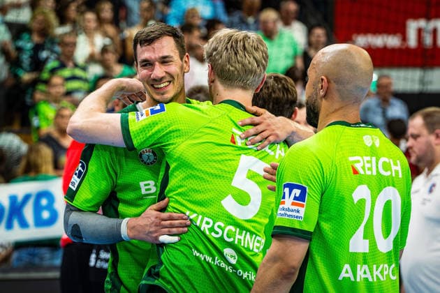 23 05 2026, xovx, Handball Daikin Handball Bundesliga, HSG Wetzlar HC Erlangen The players of HSG Wetzlar celebrate the 29 26 home victory over HC Erlangen V l Jona Schoch HSG Wetzlar , Tristan Kirschner HSG Wetzlar , Cyrill Akakpo HSG Wetzlar Wetzlar Buderus Arena Hessen Germany EN