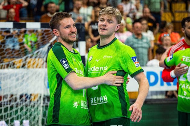 23 05 2026, xovx, Handball Daikin Handball Bundesliga, HSG Wetzlar HC Erlangen The players of HSG Wetzlar celebrate the 29 26 home victory over HC Erlangen V l Dominik Mappes HSG Wetzlar , Tristan Kirschner HSG Wetzlar Wetzlar Buderus Arena Hessen Germany EN