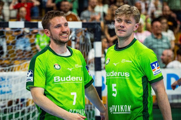 23 05 2026, xovx, Handball Daikin Handball Bundesliga, HSG Wetzlar HC Erlangen The players of HSG Wetzlar celebrate the 29 26 home victory over HC Erlangen V l Dominik Mappes HSG Wetzlar , Tristan Kirschner HSG Wetzlar Wetzlar Buderus Arena Hessen Germany EN