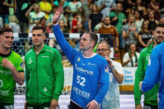 23 05 2026, xovx, Handball Daikin Handball Bundesliga, HSG Wetzlar HC Erlangen The players of HSG Wetzlar celebrate the 29 26 home victory over HC Erlangen V l Josip Simic HSG Wetzlar , Filip Vistorop HSG Wetzlar , Andreas Palicka HSG Wetzlar , Team doctor Frank Thiel HSG Wetzlar , Stefan Cavor HSG Wetzlar Wetzlar Buderus Arena Hessen Germany EN
