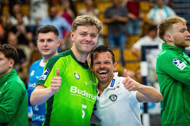23 05 2026, xovx, Handball Daikin Handball Bundesliga, HSG Wetzlar HC Erlangen The players of HSG Wetzlar celebrate the 29 26 home victory over HC Erlangen V l Tristan Kirschner HSG Wetzlar , Athletics coach Matthias Ott HSG Wetzlar Wetzlar Buderus Arena Hessen Germany EN