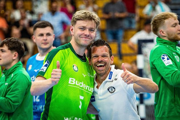 23 05 2026, xovx, Handball Daikin Handball Bundesliga, HSG Wetzlar HC Erlangen The players of HSG Wetzlar celebrate the 29 26 home victory over HC Erlangen V l Tristan Kirschner HSG Wetzlar , Athletics coach Matthias Ott HSG Wetzlar Wetzlar Buderus Arena Hessen Germany EN