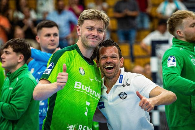 23 05 2026, xovx, Handball Daikin Handball Bundesliga, HSG Wetzlar HC Erlangen The players of HSG Wetzlar celebrate the 29 26 home victory over HC Erlangen V l Tristan Kirschner HSG Wetzlar , Athletics coach Matthias Ott HSG Wetzlar Wetzlar Buderus Arena Hessen Germany EN